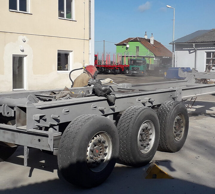 Tryskání přívěsu na dřevo